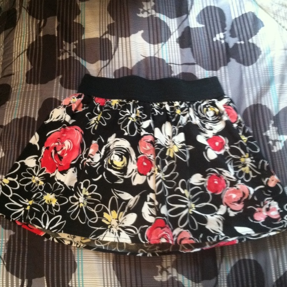Dresses & Skirts - Flowered skirt