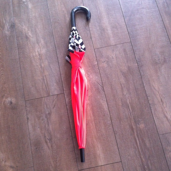 VS Pink Umbrella NWOT-RARE AND LIMITED EDITION!!