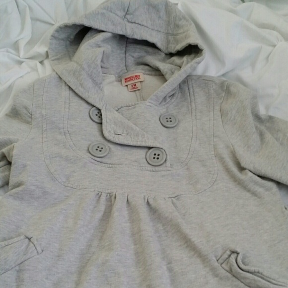 Cropped gray sweatshirt
