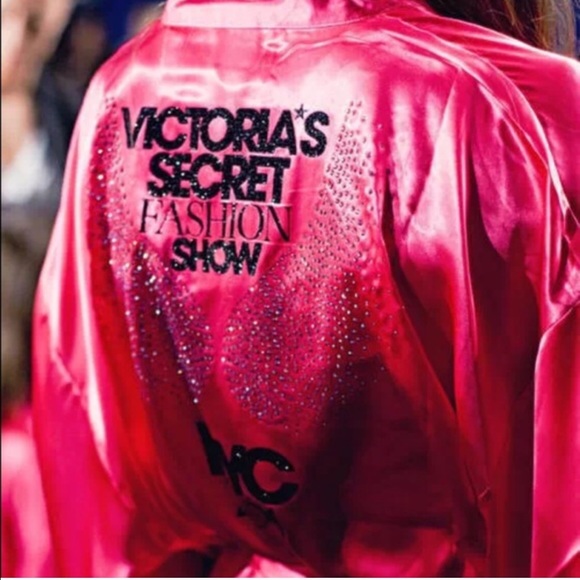 ๐VS FASHION SHOW ROBE COLLECTION NWT๐ - Picture 3 of 4