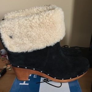 New price! UGGS Lynnea suede boot
