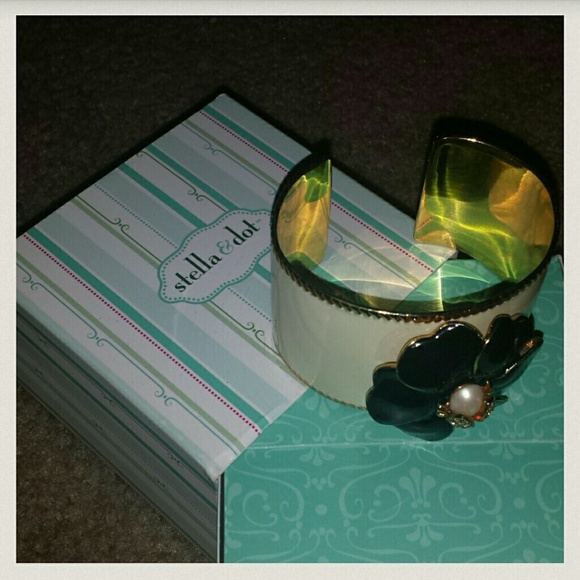 Kelly Cuff Bracelet in Ivory