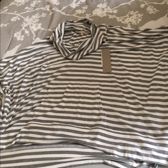 1 hour 🌷Heather gray striped top - Picture 2 of 4