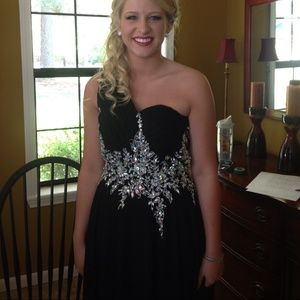 black prom dress (promgirl)