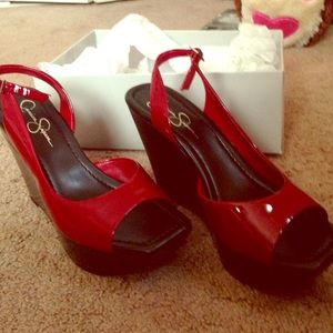 High heels size 7 1/2. Red and black super cute!