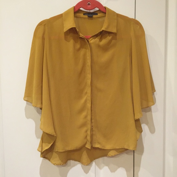 ⭐️SOLD ⭐️Soft Yellow Blouse