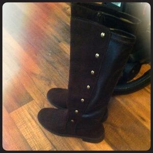 Knee high ridding boots.