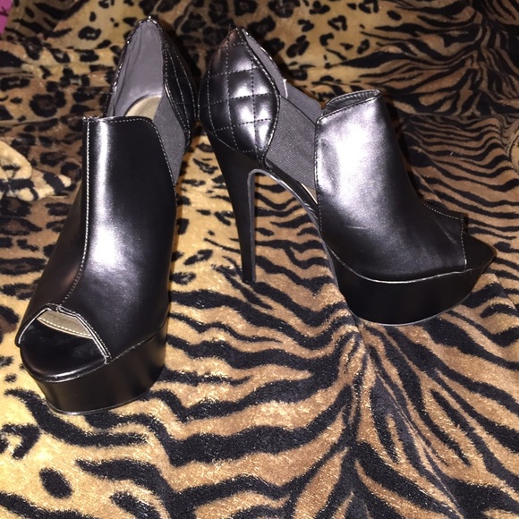 Black size 8 open toed booties