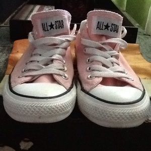 Converse pink shoes🎯