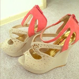 Nude and coral wedges