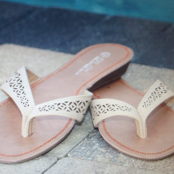 Perfect cutout flip flops