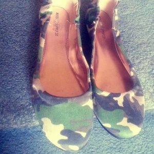Camouflage slip on flats