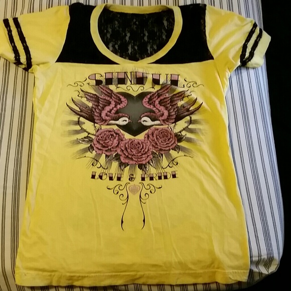 Sinful t-shirt with lace