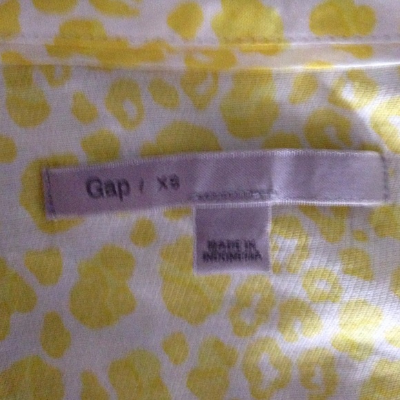 Gap canary yellow animal print button down - Picture 4 of 4