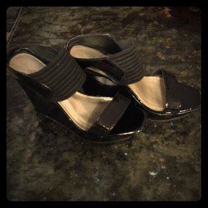 Jessica Simpson black wedges