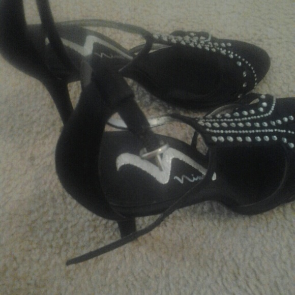 Heels - Picture 3 of 3