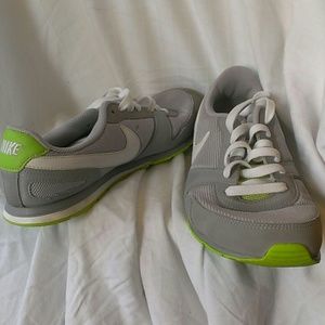 Nike retro light grey lime green 9.5