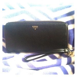 Black Fossil Sydney Zip Clutch NWT