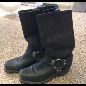 Frye Harness 12r boots in black