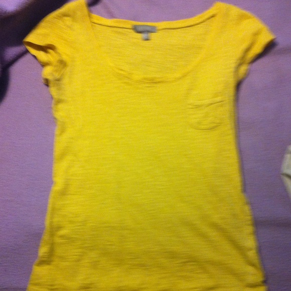 Delia's yellow t -shirt