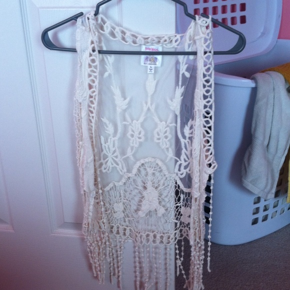 Lace sleeveless cardigan with tassels.