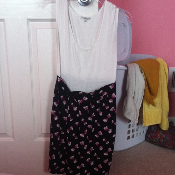 Cute dress with a bow pattern on the bottom!