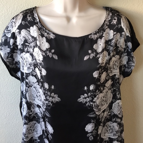 🎉HP x2🎉 Sheer Hi-Low Vintage Flower Top - Picture 2 of 4