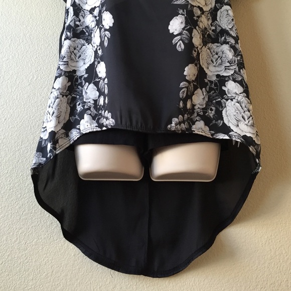 🎉HP x2🎉 Sheer Hi-Low Vintage Flower Top - Picture 3 of 4