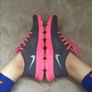 NIKE RUNNING SHOES
