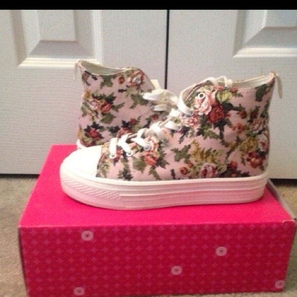 Platform hightop sneakers