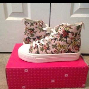 Platform hightop sneakers