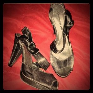 American Eagle Black Bow Heels