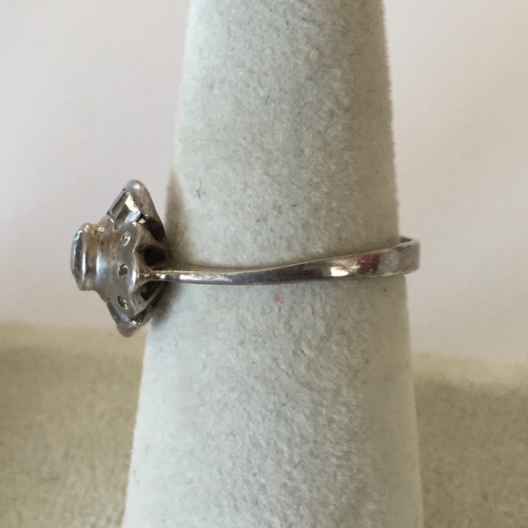 Silver ring with diamonds. Sz 8 - Picture 3 of 4