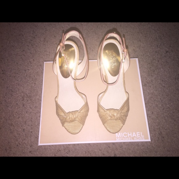 ❗️REDUCED❗️Michael Kors platform sandal - Picture 2 of 4