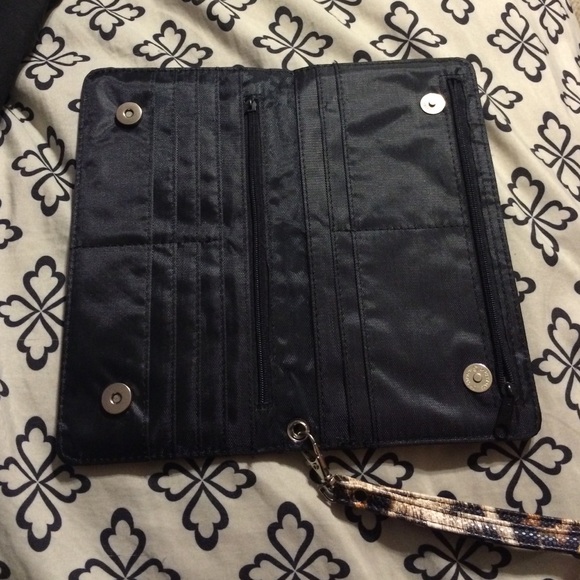 Clutch only used twice for party's - Picture 2 of 3