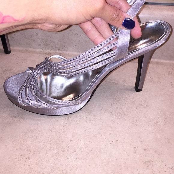 Beautiful silver shoes with rhinestones! - Picture 2 of 4