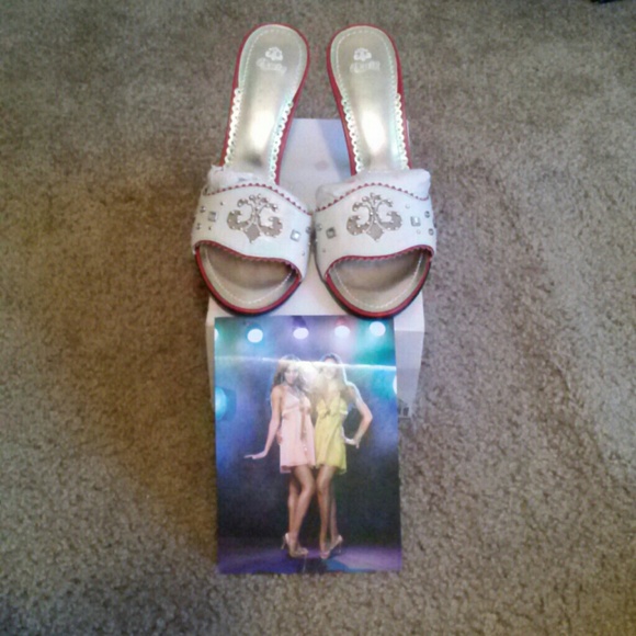 Dereon sandal heels