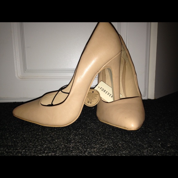 Forever 21 Tan heels size 6, NWT, never been used.