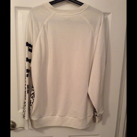 💕Host Pick 3/30💕VS Pink Snow Leopard Crew - Picture 3 of 4