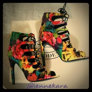 ⚡2 Day Sale!⚡ Steve Madden Lace Up 'Cythiaa' Boot!