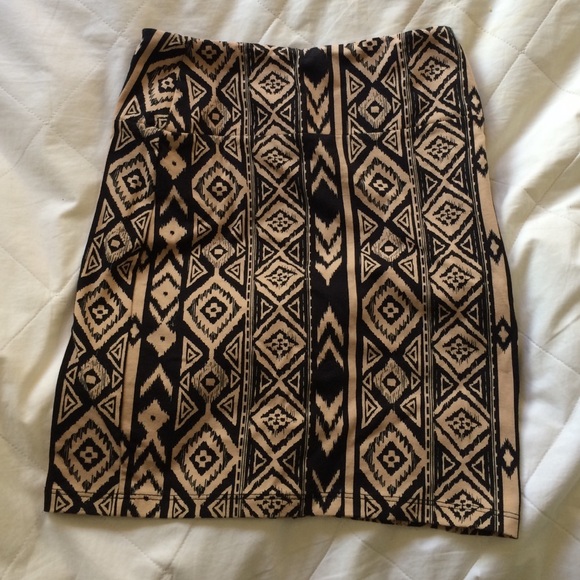🚫SOLD🚫Black and beige bandaid skirt