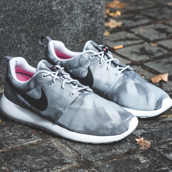 Still Available 🙆🏼 Nike Rosche Tennis Shoes