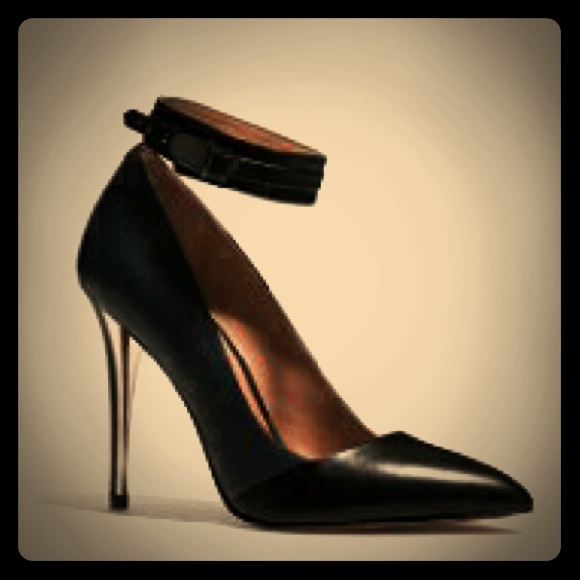 Coach Embossed Lizard leather Pumps