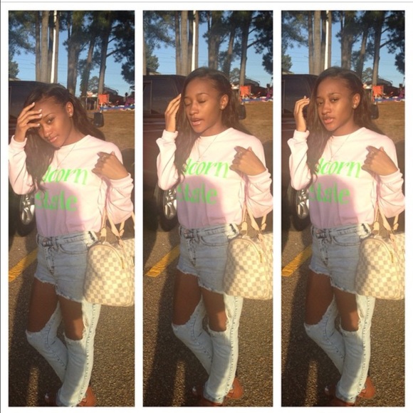 HIGH WAIST RIPPED JEANS😍