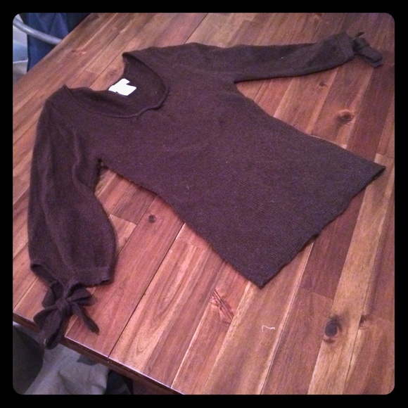 Top with cute accent bows on sleeves