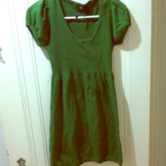 Green Short-Sleeved Sweater Dress
