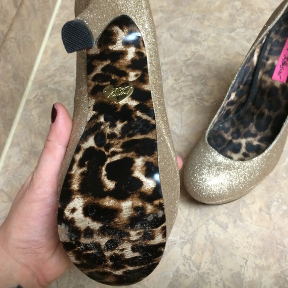 SOLD Betsey Johnson Glitter Pump - Picture 2 of 3