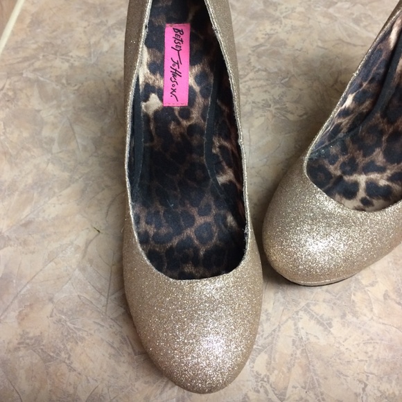 SOLD Betsey Johnson Glitter Pump - Picture 3 of 3