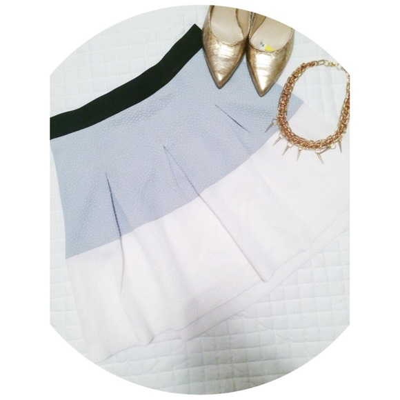 Kensie Dresses & Skirts - White & Gray Skirt🎀