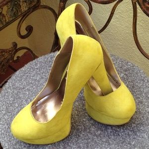🚫SOLD🚫 ✨Neon Yellow Suede-like Heels ✨